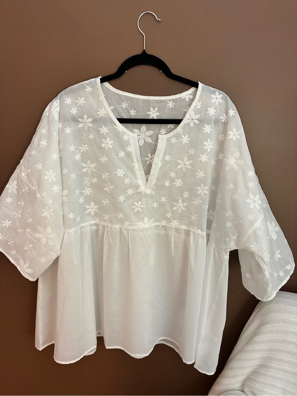 250 NWOT Women's White Embroidered Split-Neck Plus Peasant Top